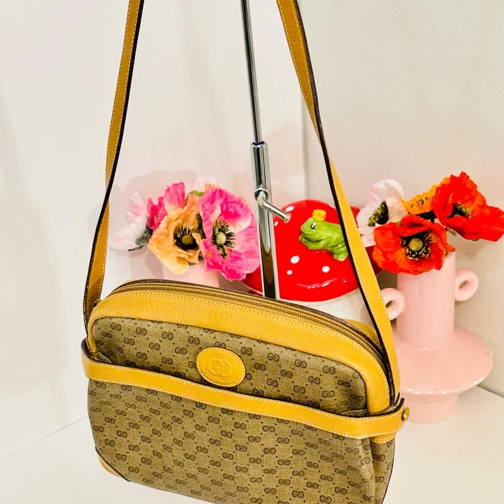 Gucci shoulder bag with iconic gg logo - Picture 15 of 16